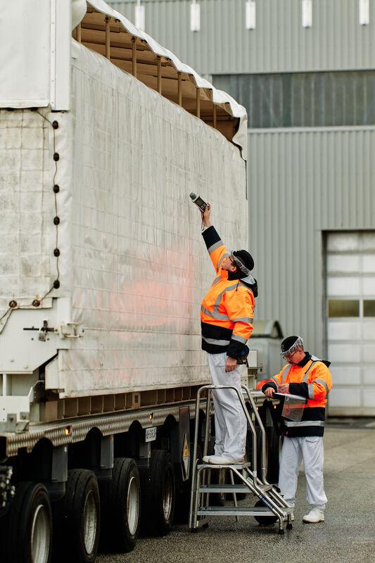 Inspection sur le site d’Orano La Hague d'emballages Castor avant leur départ vers le terminal ferroviaire de Valognes