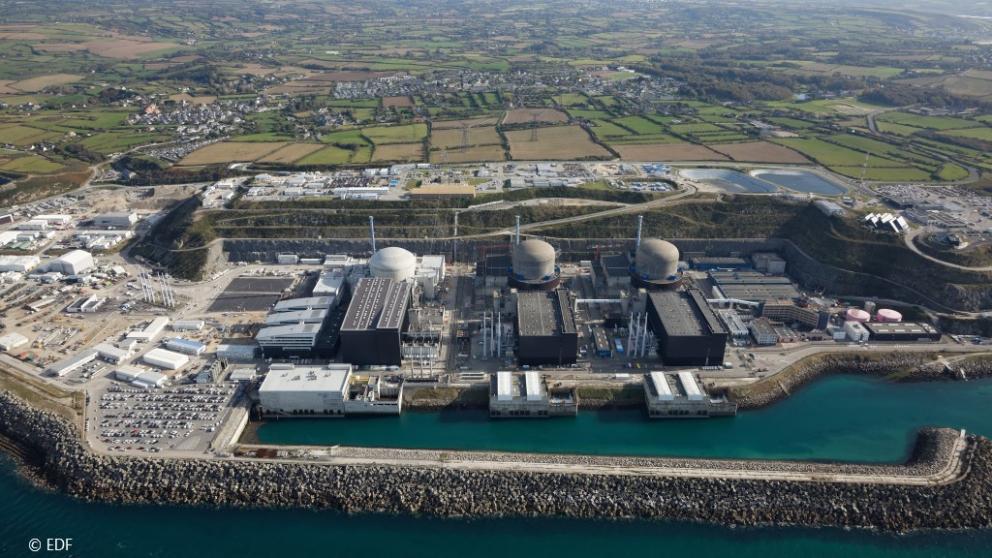 vue aérienne de la centrale nucléaire de Flamanville